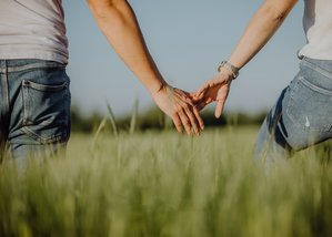 Paar Hand in Hand Wiese